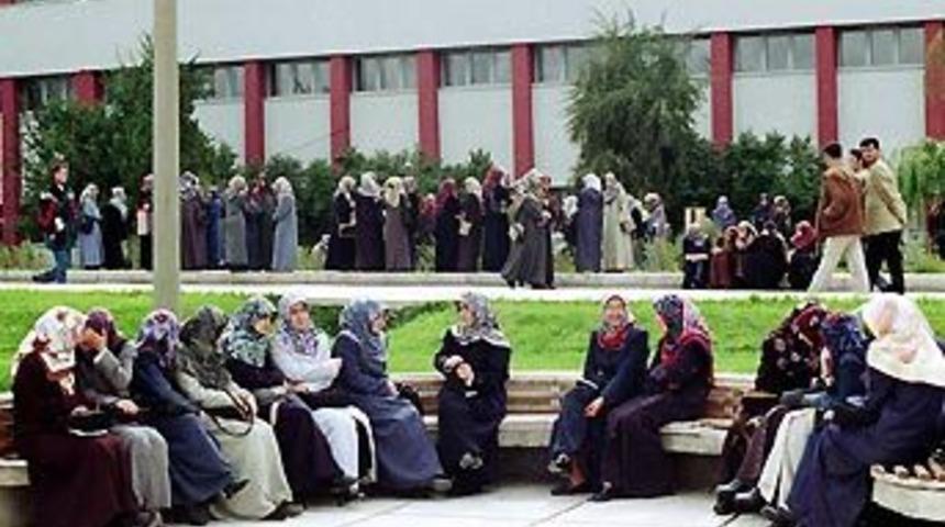 Anayasa Mahkemesi &uuml;niversitede t&uuml;rbana hayır dedi