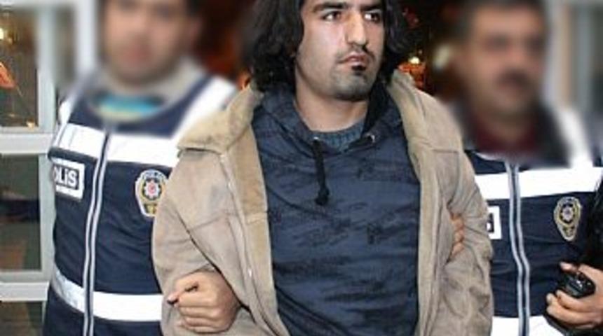 Kendisine deli diyen babasını &ouml;ld&uuml;rd&uuml;