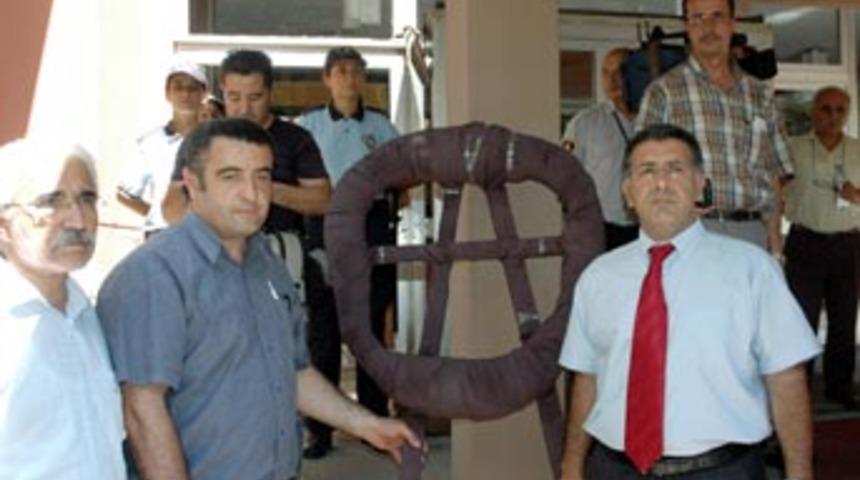 Alevilerden T&uuml;rk Tarih Kurumu'na siyah &ccedil;elenk