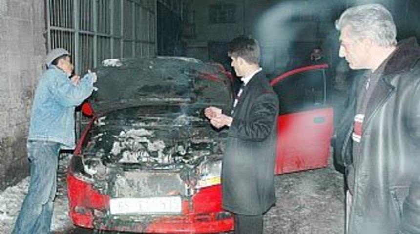 Van'da 2 otomobil kundaklandı