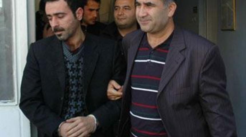 Eski kız arkadaşı ve nişanlısına aşk tuzağı