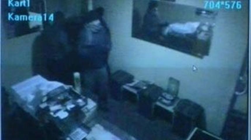 Kar maskeli hırsızlar saniye saniye g&ouml;r&uuml;nt&uuml;lendi