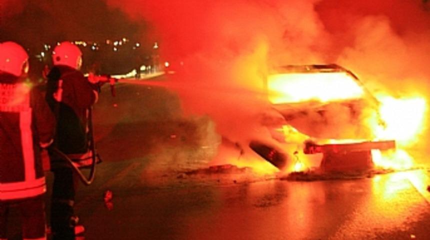 Otobanda yanan aracın sahibi kayıplara karıştı