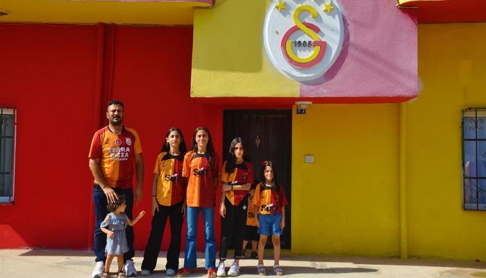 O evi görenler bir daha bakıyor! Sarı kırmızı boyalı evde yaşayan taraftar, Galatasaray sevgisini çocuklarına da aşılıyor…Galatasaray