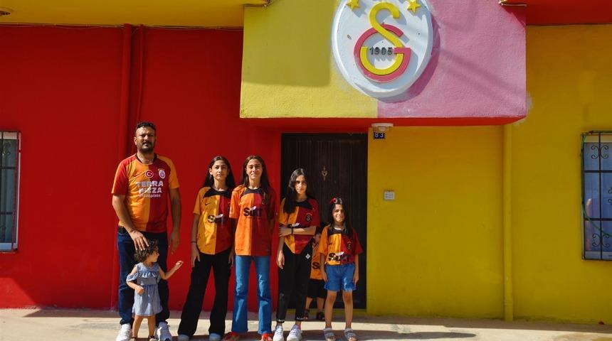O evi görenler bir daha bakıyor! Sarı kırmızı boyalı evde yaşayan taraftar, Galatasaray sevgisini çocuklarına da aşılıyor...
