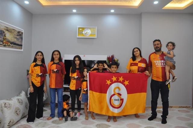 AA-20230813-31908953-31908951-SARI_KIRMIZI_BOYALI_EVDE_YASAYAN_TARAFTAR_GALATASARAY_SEVGISINI_COCUKLARINA_DA_ASILIYOR (Large)