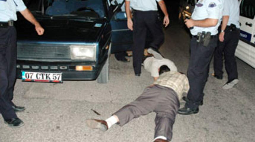 Alkoll&uuml; s&uuml;r&uuml;c&uuml; ka&ccedil;tı, polis kovaladı