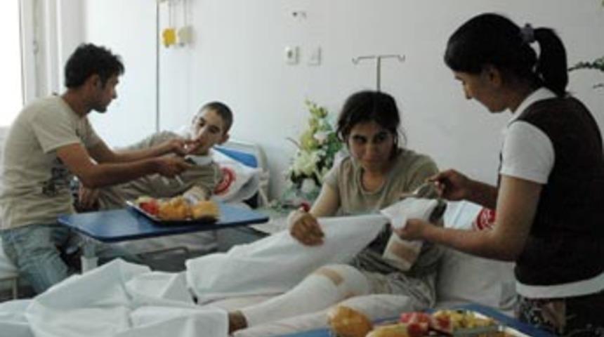 İki kardeş aynı kazada kollarını kaybetti