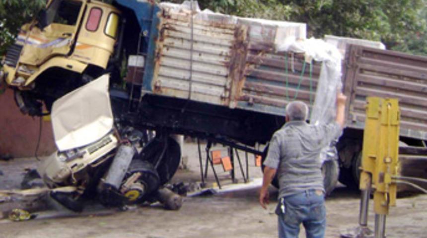 Freni patlayan kamyon liseye girdi