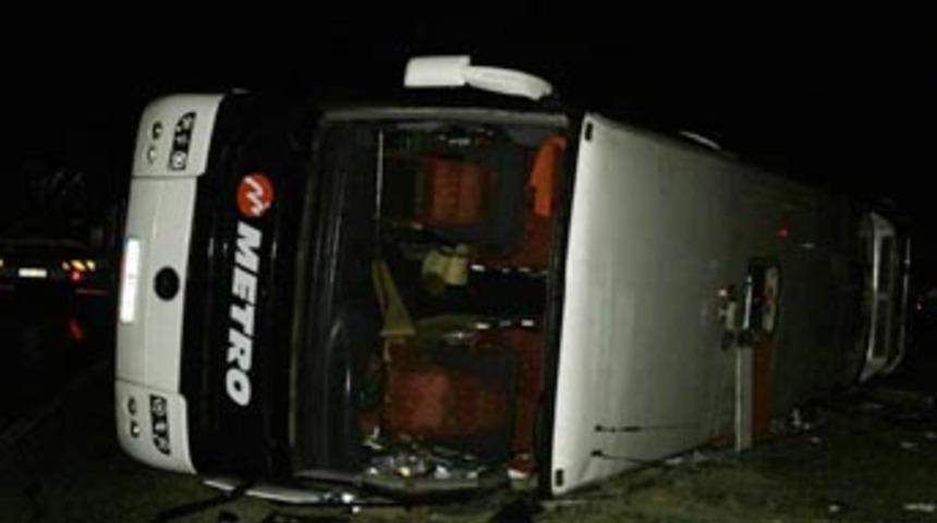 Karab&uuml;k'te yolcu otob&uuml;s&uuml; devrildi: 34 yaralı