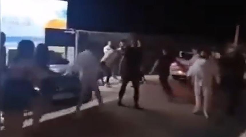 Çeşme'de beach club'a alınmayan kişiler silahla dehşet saçtı! Taksici kurşunların hedefi oldu