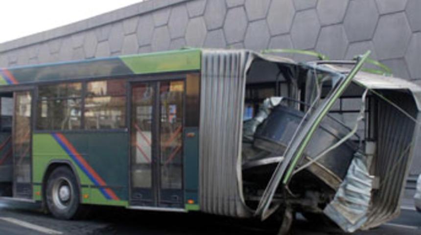 K&ouml;r&uuml;kl&uuml; otob&uuml;s ikiye b&ouml;l&uuml;nd&uuml;: 1 &ouml;l&uuml;