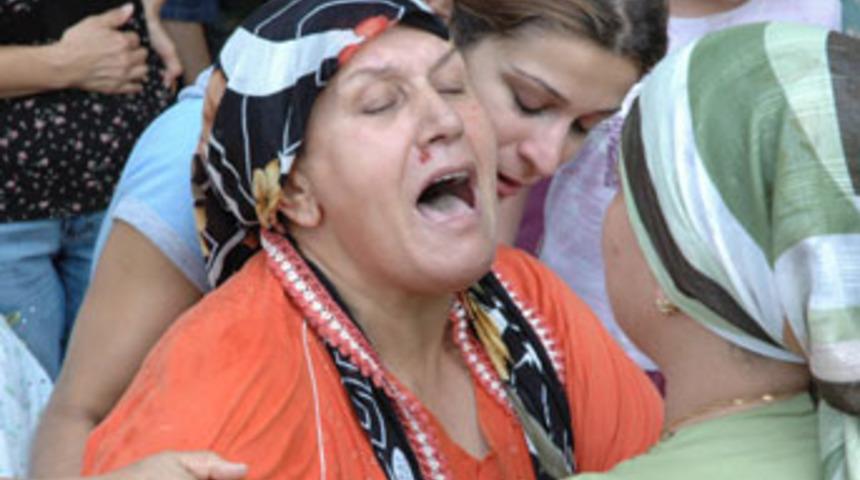 Ellerinin arasından kayıp, yere &ccedil;akıldı