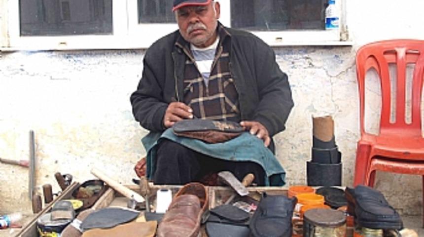 K&ouml;y k&ouml;y dolaşarak eskiyen ayakkabıları tamir ediyor