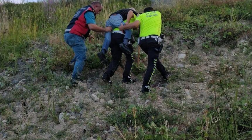 Sinop'ta engebeli sahilde mahsur kalan 88 yaşındaki kişi kurtarıldı