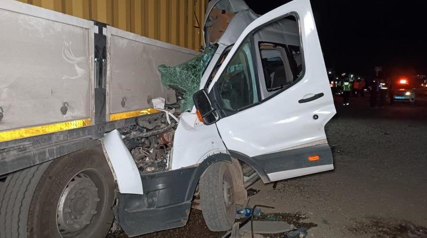 Gaziantep'te feci kaza! Tıra ok gibi saplandı: 1 ölü, 7 yaralı