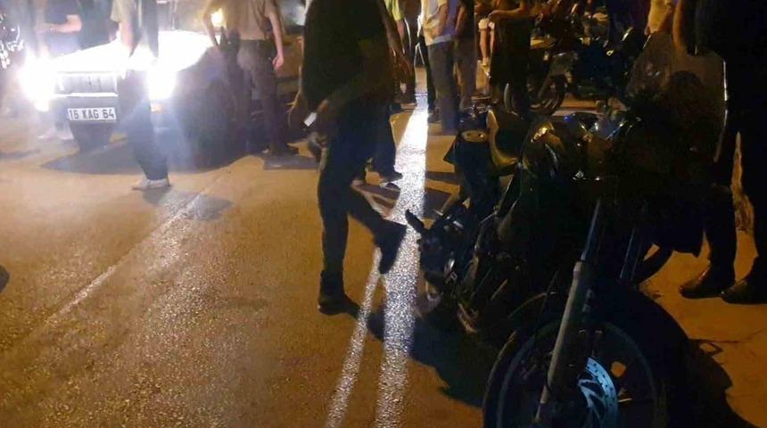 Kavga ihbarına giderken otomobil ile çarpışan motosikletli 2 polis yaralandı
