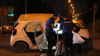 İzmir'de refüje çarptıktan sonra alev alan otomobildeki 2 kişi ağır yaralandı