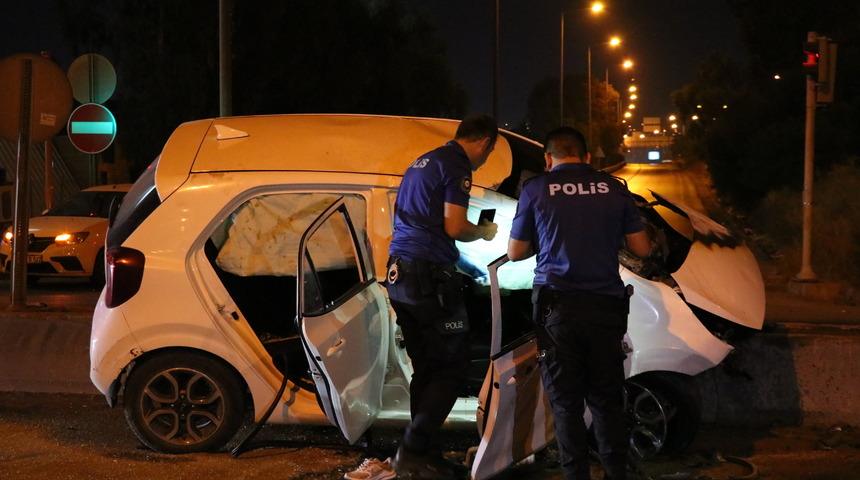 İzmir'de refüje çarptıktan sonra alev alan otomobildeki 2 kişi ağır yaralandı