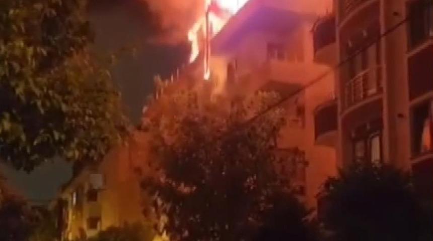 Çekmeköy'de 5 katlı binanın çatı katında yangın
