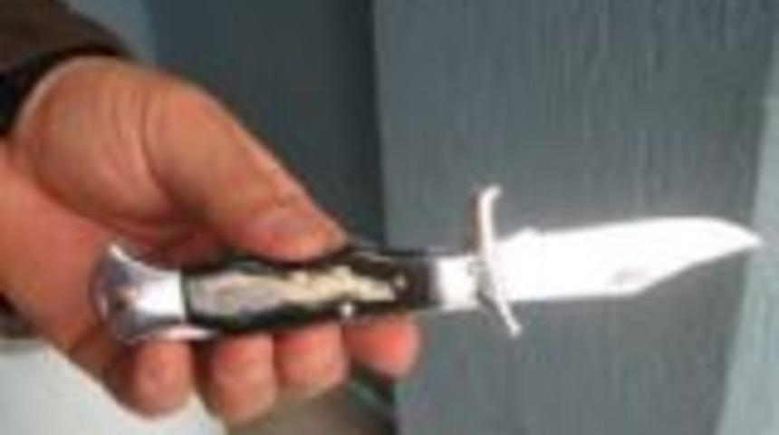 Bı&ccedil;ağı kafasına saplayarak intihar etti