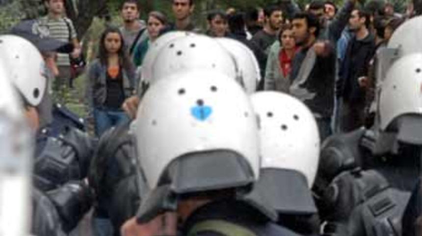 Rekt&ouml;r adayları se&ccedil;ilirken &uuml;niversitede arbede