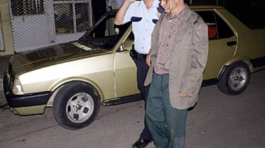 Aniden yola &ccedil;ıkan alkoll&uuml; şahsa otomobil &ccedil;arptı