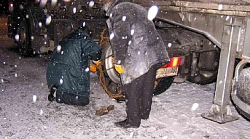 Erzurum'da kar ve tipi ulaşımı olumsuz etkiledi