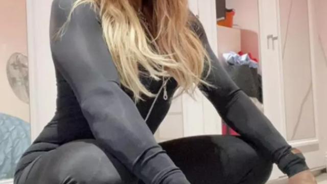 Sosyal medya fenomeni Andrea Sunshine çıplaklar plajına gitti! “Kıyafetsiz doğduk” diyerek üzerinde ne varsa çıkarttı