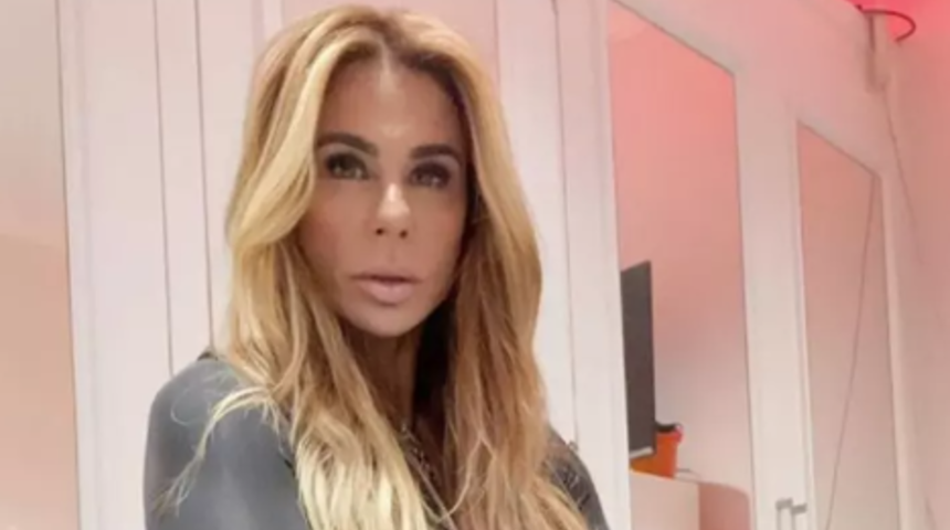 Sosyal medya fenomeni Andrea Sunshine çıplaklar plajına gitti! “Kıyafetsiz doğduk” diyerek üzerinde ne varsa çıkarttı