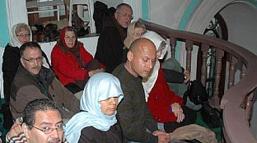 Papaz, camide bayram vaazı dinledi