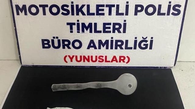 Sigortası ve muayenesi olmayan plakasız motosikletin üzerindeki 2 kişide uyuşturucu bulundu