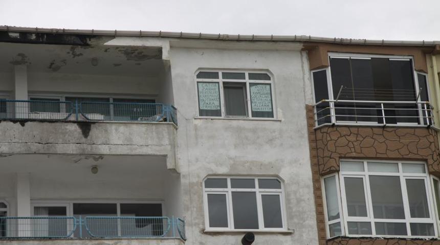 Gören dönüp bakıyor! Apartman yönetimine kızınca evinin camına bu yazıyı astı