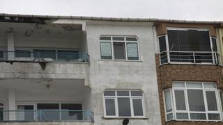 Gören dönüp bakıyor! Apartman yönetimine kızınca evinin camına bu yazıyı astı
