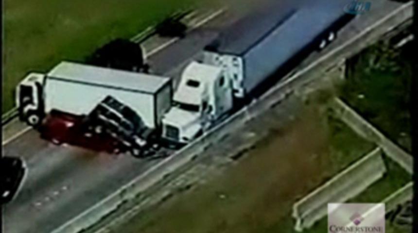 TIR şof&ouml;r&uuml; &ouml;n&uuml;ne &ccedil;ıkan ara&ccedil;ları bi&ccedil;ti