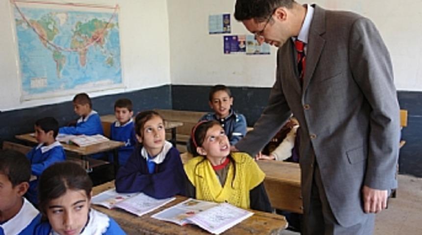 Akt&uuml;t&uuml;n yaralarını sarıyor