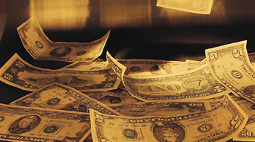 Dolar iki ileri bir geri