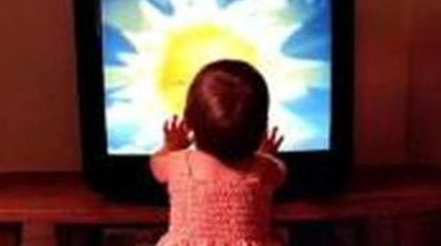 Televizyon izleyen çocuklarda tansiyon tehlikesi