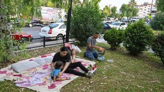 Günlerdir parkta yaşıyorlar! Ev sahibi kirayı 5 katına çıkarınca... 'Sokakta kaldık'