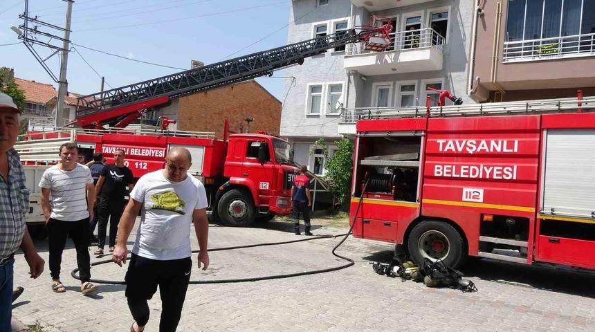 Tavşanlı’da 3 katlı evde yangın