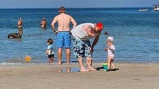 Aile fotoğrafındaki ayrıntı sosyal medyada çok konuşuldu! Arka plandaki detaya kimse anlam veremedi