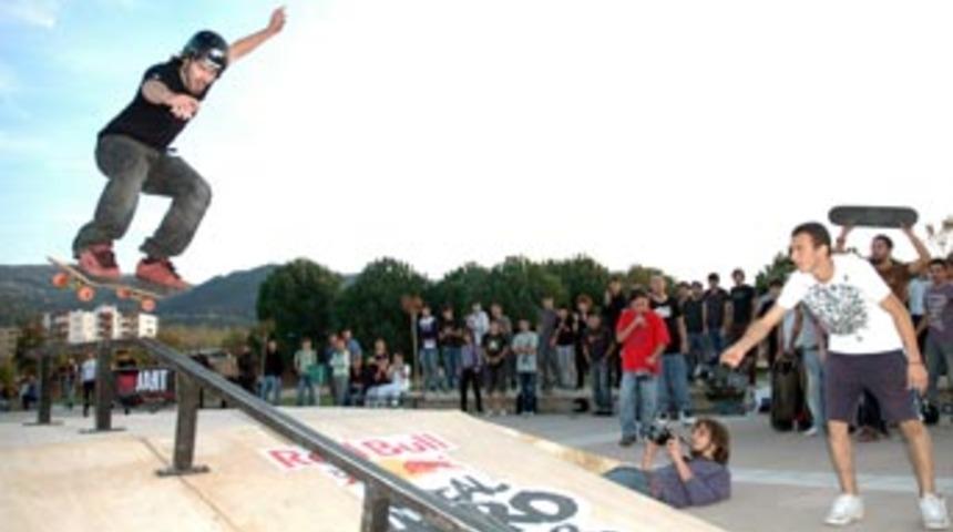 Engelli kaykaycıdan nefes kesen g&ouml;steri