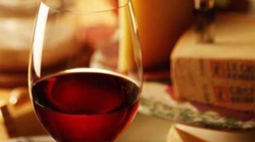 Londra'da AKP h&uuml;k&uuml;metine şarap sitemi