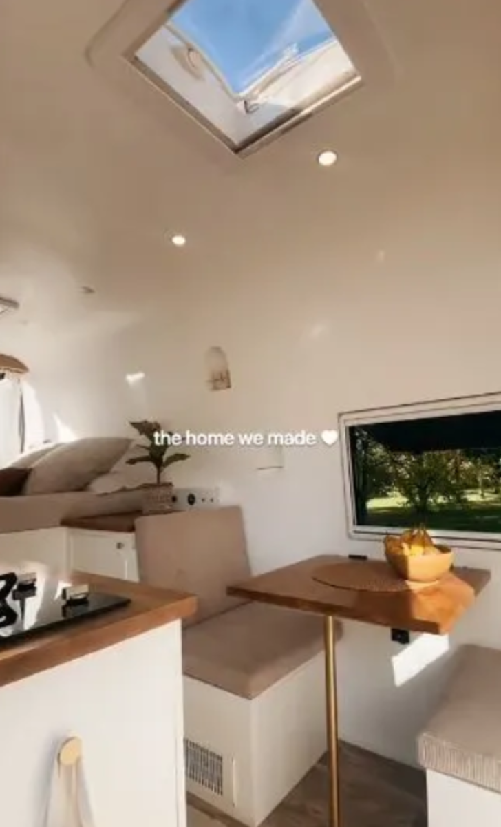 Evlerinden taşındılar ve kendi tasarladıkları minibüste yaşıyorlar! “Şimdi dünyayı dolaşıyoruz” G2