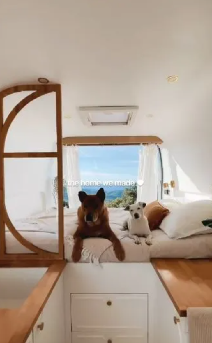 Evlerinden taşındılar ve kendi tasarladıkları minibüste yaşıyorlar! “Şimdi dünyayı dolaşıyoruz” G4