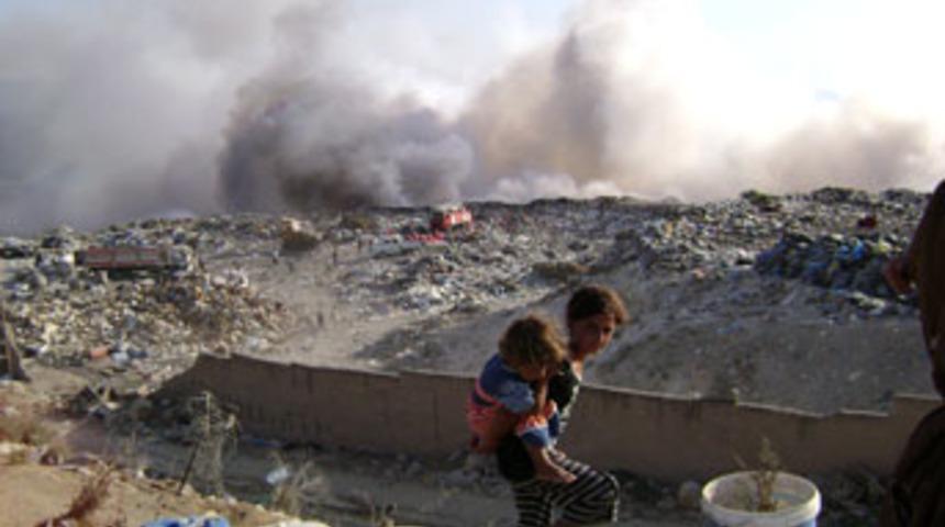 Kuşadası şehir &ccedil;&ouml;pl&uuml;ğ&uuml;nde yangın