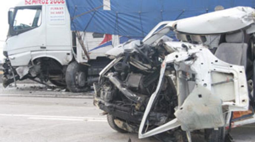 Karab&uuml;k'te trafik kazası: 1 &ouml;l&uuml;, 6 yaralı