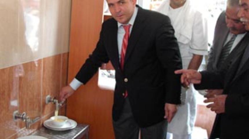 Bu &ccedil;eşmeden &ccedil;orba akıyor