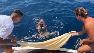 Caretta carettayı o halde gören tekne kaptanı, kurtarmak için denize atladı