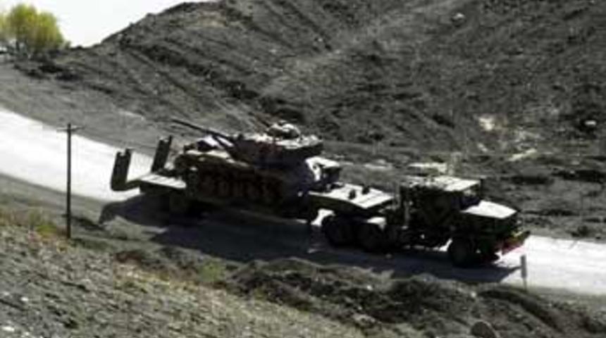 Irak sınırına askeri sevkiyat s&uuml;r&uuml;yor